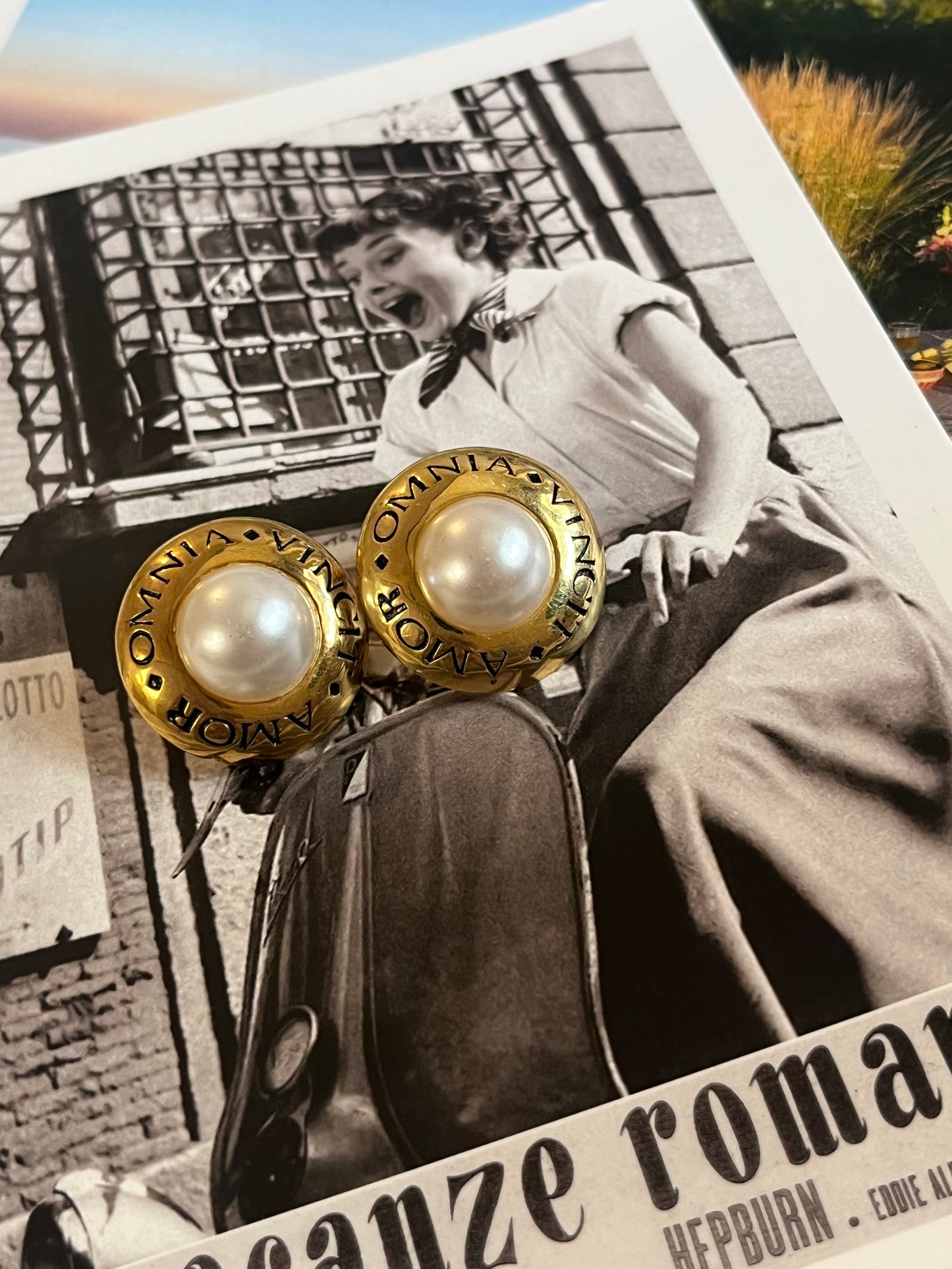 Omnia Vincit Amor Pearl Earrings