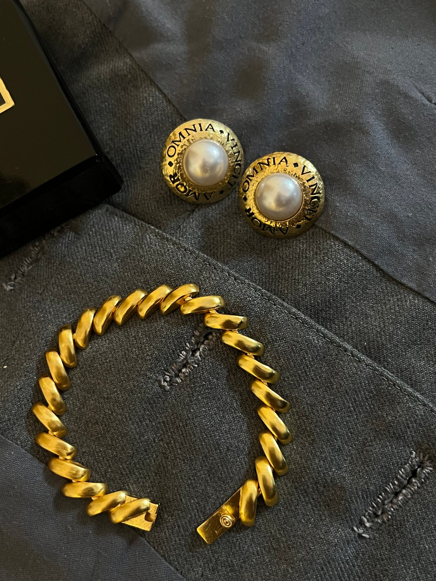 Omnia Vincit Amor Pearl Earrings