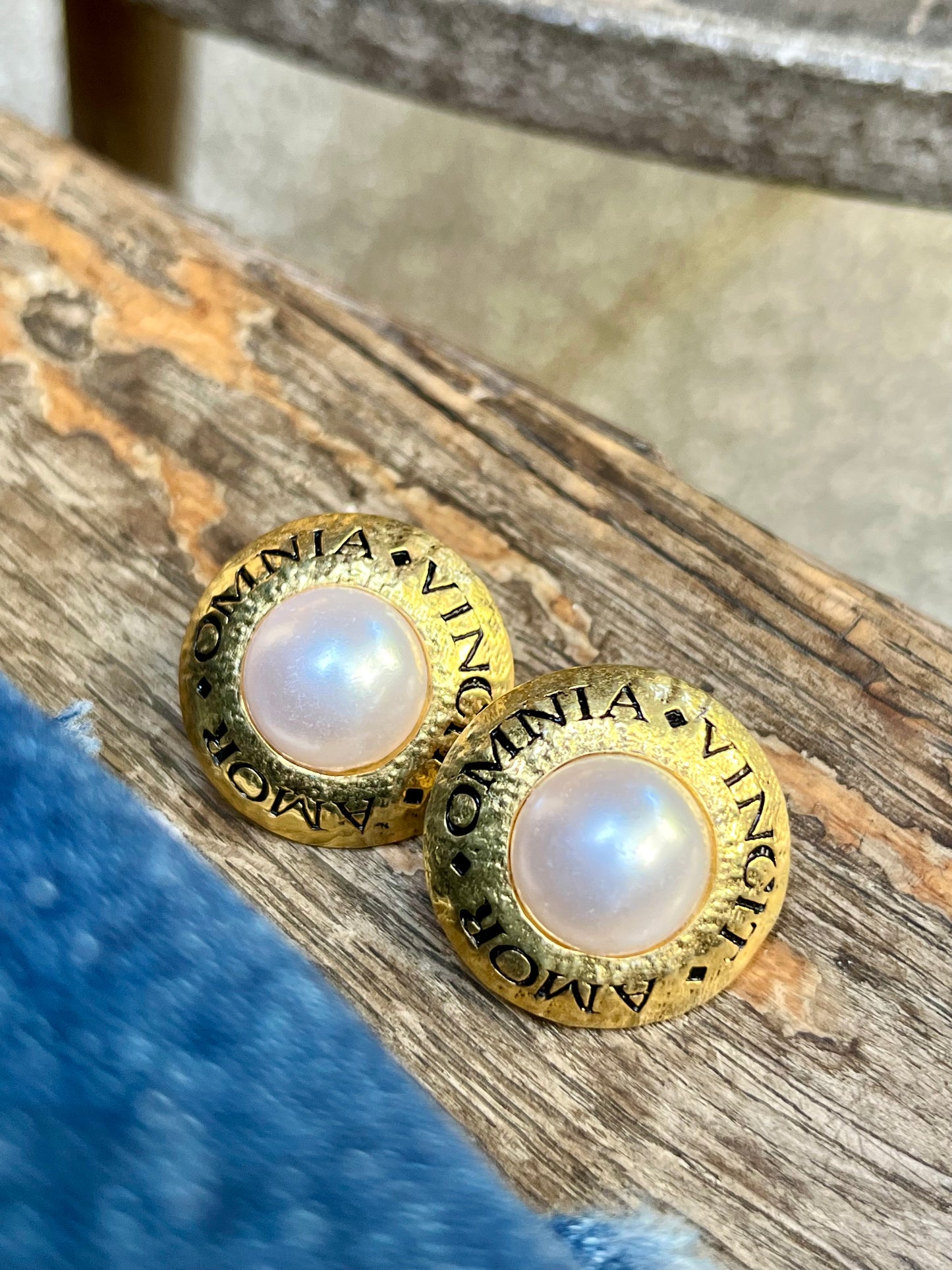 Omnia Vincit Amor Pearl Earrings